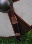 ...im Hintergrund übrigens mein erstes, selbstgebautes <br />Rundschild, &gt;5 kg, D=85 cm, <br />Schildrand Leinen genäht, <br />Farbe Leinen u. Wachslasur...
