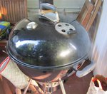 Deckel zu, Affe tot, es raucht schon, und jetzt warten (und noch ein wenig die Temperatur im Auge behalten - ist ja mein erstes Mal).