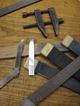 Grob gefeilt und geschmirgelt - Schneidkante sollte noch ca 1mm stark sein und Klinge ohne grobe Rieffen (wegen Rissgefahr später beim Härten)