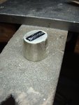Überhang abgesägt, gefeilt...<br />Öffnung angezeichnet...<br />würde man nun bohren, dann Metall-Laubsäge einfädeln und aussägen, Öffnung sauber feilen... dann ist die Kappe so weit fertig. <br />Ganz fertig gefeilt und geschmirgelt wird wenn sie auf dem Griff montiert ist.