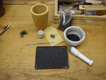 Materialien... Tiegel, Eisenschrot, Kohle im Mörser... und etwas Vanadium. Das nur weil ich es hatte und historisch war das ja mancher Meinung nach das Geheimnis dieser Stähle...
