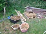 Hier der ganze Bauplatz.<br />Insgesamt wurden ca. 3 große Bauwannen Lehm verarbeitet.