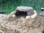 Der Korb wird langsam eingemauert. Die Lehmeier werden schwimmend im Lehm verlegt. <br />Die Außenmauern sind am Ende ca. 15 cm dick.