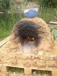 Es ist Samstag gegen 17 Uhr und das große Ziel scheint in greifbare Nähe zu rücken.<br />Der Teig ist fertig getillert, Gemüse und Salami fein getapert und alles wartet auf den tomatigen Verbindungskleber.<br />Die Anzahl der umstehenden, mehr oder weinger schlau kommentierenden Bogenbauer hat schlagartig zugenommen, was vermutlich an einem nagenden Hungergefühl nach einem langen Bogenbautag lag.