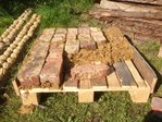 Freitag gegen 16 Uhr ging es endlich mit dem Bau los.<br />Die beiden Ziegelsteinschichten wurden in Lehm gebettet.