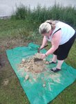 DSCF6164.JPG (506.54 KiB) 4534 mal betrachtet ...und die ersten Lehmsteine<br />herangeschafft, zerbröselt und in den<br />mitgebrachten Wannen eingeweicht...