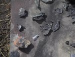 Hier die Abdrücke in den Glasscherben<br />nochmal im Detail...<br /><br />Die Temperatur innerhalb des Tiegels<br />muß also mindestens an- oder um <br />die 800° C erreicht haben...