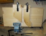 Die Leimholzbretter vom Baumarkt hab ich mir in 20 cm x 40 cm Stücke zusägen lassen. Hier sieht man die laienhaft hingestöpselte Sägeführung.