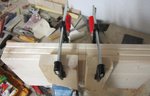 Anfangs hatte ich drei Bretter gleichzeitig eingespannt, später sogar mehr. Die Japansäge stört sich ja nicht an der Menge, der Schnitt ist genauso sauber, und es geht schneller.