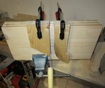 Ritzeratze von vorne. Die Holzstücke hab ich dann mittig mit einem Stechbeitel rausgeschlagen.