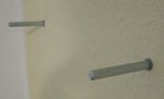 Zur Aufhängung an der Wand hab ich einfache Bolzen verwendet und entsprechende Löcher in die Bretter gebohrt. (sorry für schlechte Bildqualität)
