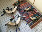 Und hier das Arbeitsergebnis. Das Widerlager einer Form hat's gleich zerlegt. Bis auf eine kamen alle meine Schraubzwingen zum Einsatz...