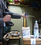 Schleiflade im Einsatz mit Spineflasche im Hintergrund.