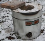 Durch das Loch im Eimer wird der Brenner geschoben