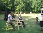 Helge hatte einen ganz besonders<br />reflexen Osage unterm Messer...<br />Prompt kam dann auch aus <br />irgendeiner Ecke die Frage :<br />&quot;Wird das ein Bogen oder ein Wagenrad...?&quot;