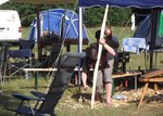 ...während Haitha sich diesmal mit<br />einem etwas einfacherem Stück <br />Bogenholz beschäftigte, und zwar mit einer<br />ebenso einfachen wie effizienten Methodik :<br />&quot;Mann schlage einfach alles weg, <br />was nicht nach Bogen aussieht...&quot;