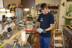 Viele Laien können sich hierbei sicher nur schlecht vorstellen, daß Raffi eigentlich an einer Töpferarbeit zugange ist.
