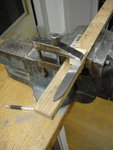 Grob-Anlegen der Schneide, hier einfach gefeilt, dazu klemme ich die Klinge mit einer Werkzeugmacher-Klemme an eine Holzkantel