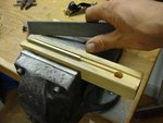 Feilen beider Seitenteile zusammen - Halten in der Holzklemme minimiert Schrammen...
