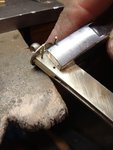 Bohren 2. Seitenblech. Gebohrt wird durch alle 3 Lagen und immer gleich nach der Bohrung Stift durch...