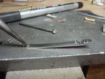Feder - gebogen, fertig gefeilt (auch z.B. die Rillen im Drücker), geschmirgelt...