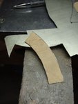 Schnittmuster wird auf Blech geklebt und ausgesägt.<br />Blech wird dann geglüht, dass es sich gut biegen lässt.<br />Glühen bei Buntmetallen auf Orange-Rot und abschrecken.