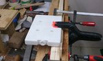 Fertig gebogen und ein Eispack drauf - muss ich nicht so lange warten, bis das Holz wieder abgekühlt ist