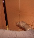 Pfeil auf die rechte Seite des Bogen Führen und einnocken. Der Zeigefinger an der Pfeilspitze dient zum Schutz der Bogensehne
