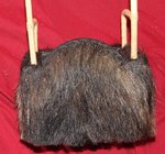 Mit dem Rattan der Seitenteile anflechten über Kreuz.