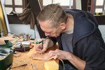 Jürgen hatte indes die Arbeit in gewohnter Akkuratesse aufgenommen.