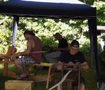 4 Späne fliegen.jpg (408.12 KiB) 5655 mal betrachtet am frühen Nachmittag flogen dann auch schon die ersten Späne<br />(AlexM und Toddi sehr konzentriet, Airbows freut sich)