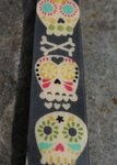 Detail Wurfarm <br />ich lasse meine Mäuse mal bei den &quot;Eulen&quot;<br />Aber dieses Blumenbuntetotenkopfmuster sind auch so stylisch finde ich ;)<br />Neben Knochen und Herzchen sind da auch Pfeile drunter, weswegen ich es passend fand